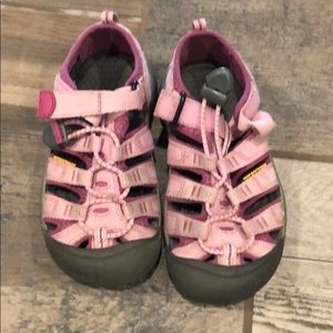 Girls pink Keens